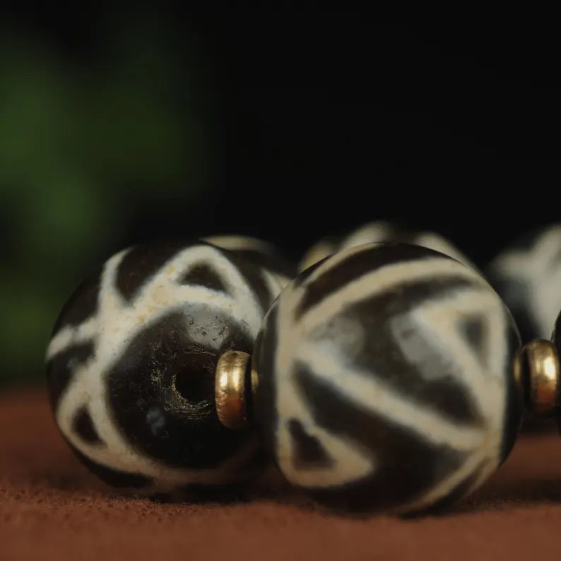 Tibet/Himalayan Antique Agate Black and White Dzi Bead Bracelet, Rosary, Prayer, Dome, Amulet, Charm Bead, Blessing Bead, Amulet,