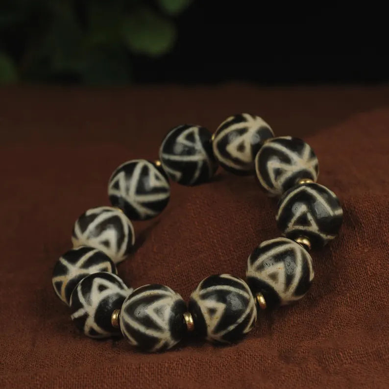 Tibet/Himalayan Antique Agate Black and White Dzi Bead Bracelet, Rosary, Prayer, Dome, Amulet, Charm Bead, Blessing Bead, Amulet,