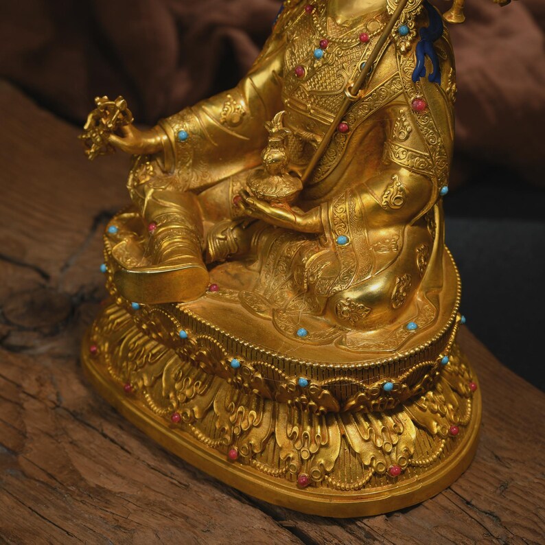 Bronze Padmasambhava Buddha Statue: Tibetan Nepal Decor (15cm x11cm x 23cm)