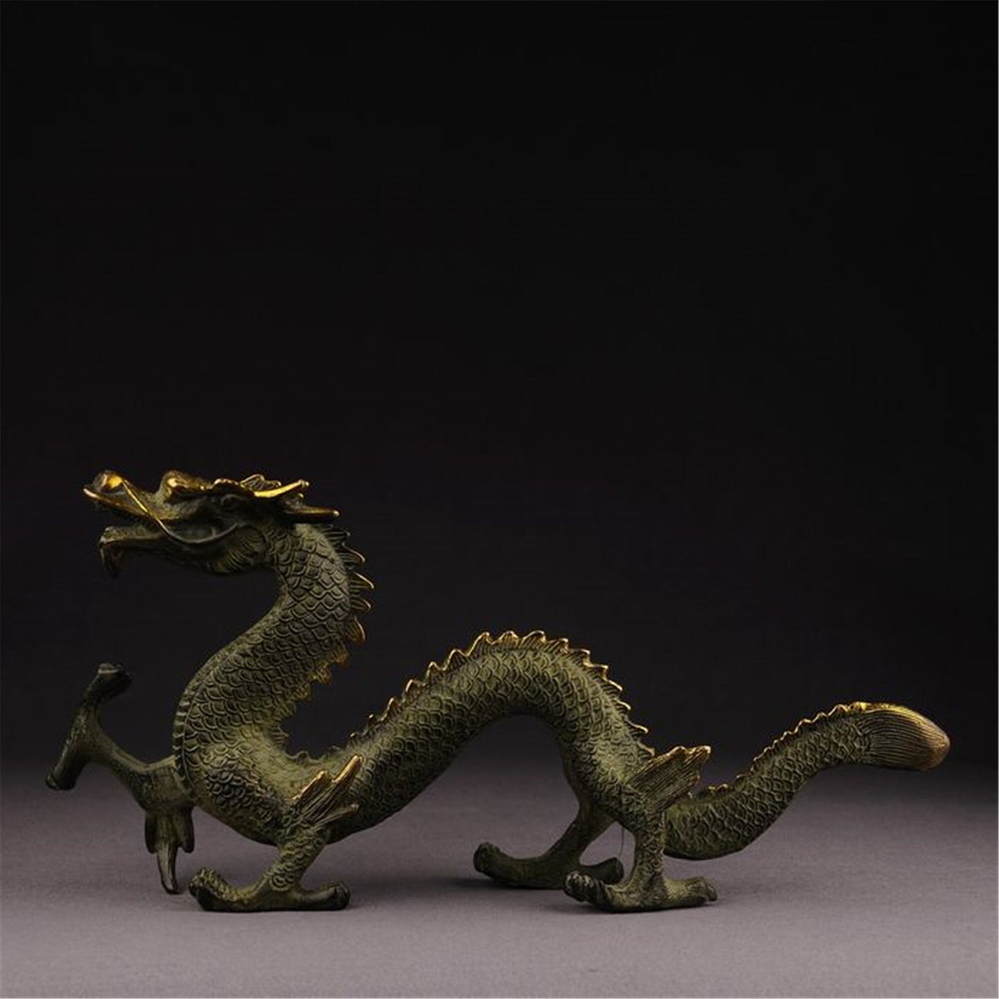 Antique Bronze Dragon Sculpture: Chinese Animal Art (335x55x156 mm)