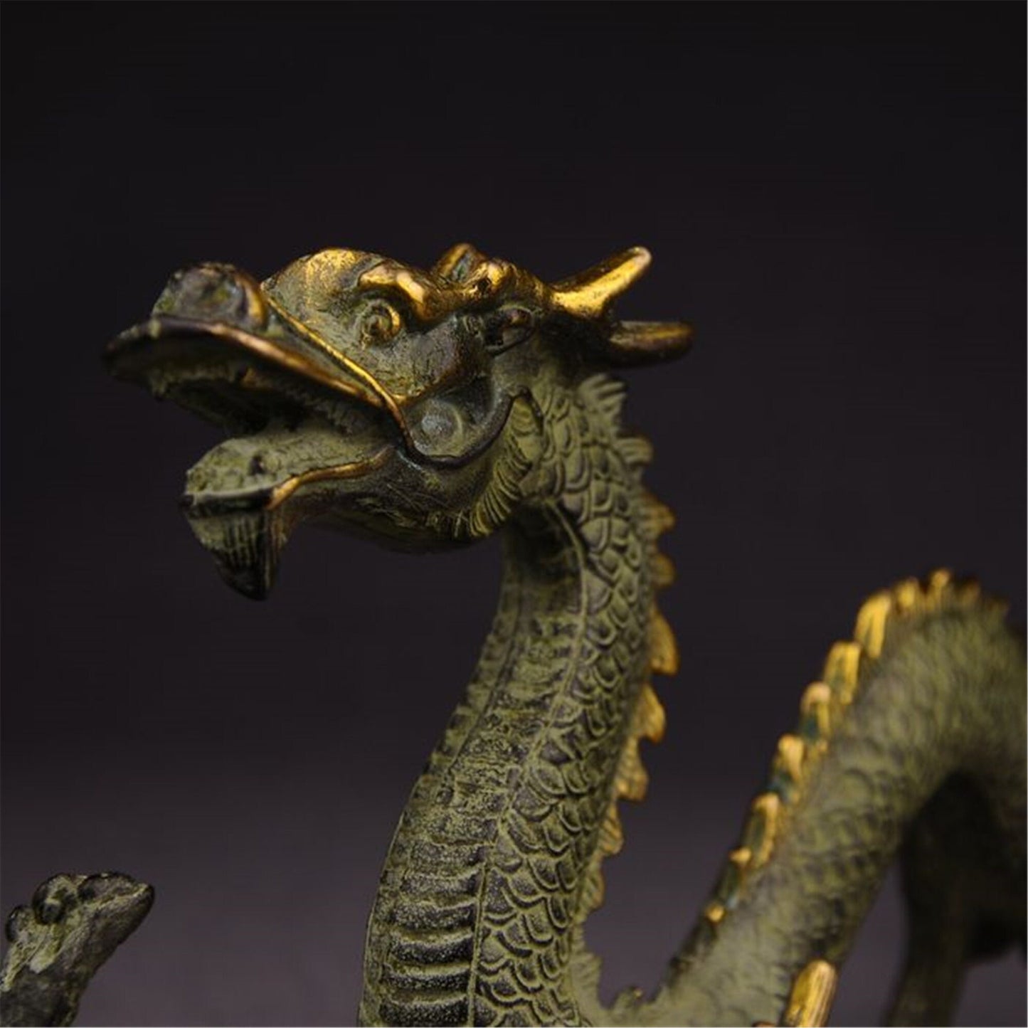 Antique Bronze Dragon Sculpture: Chinese Animal Art (335x55x156 mm)