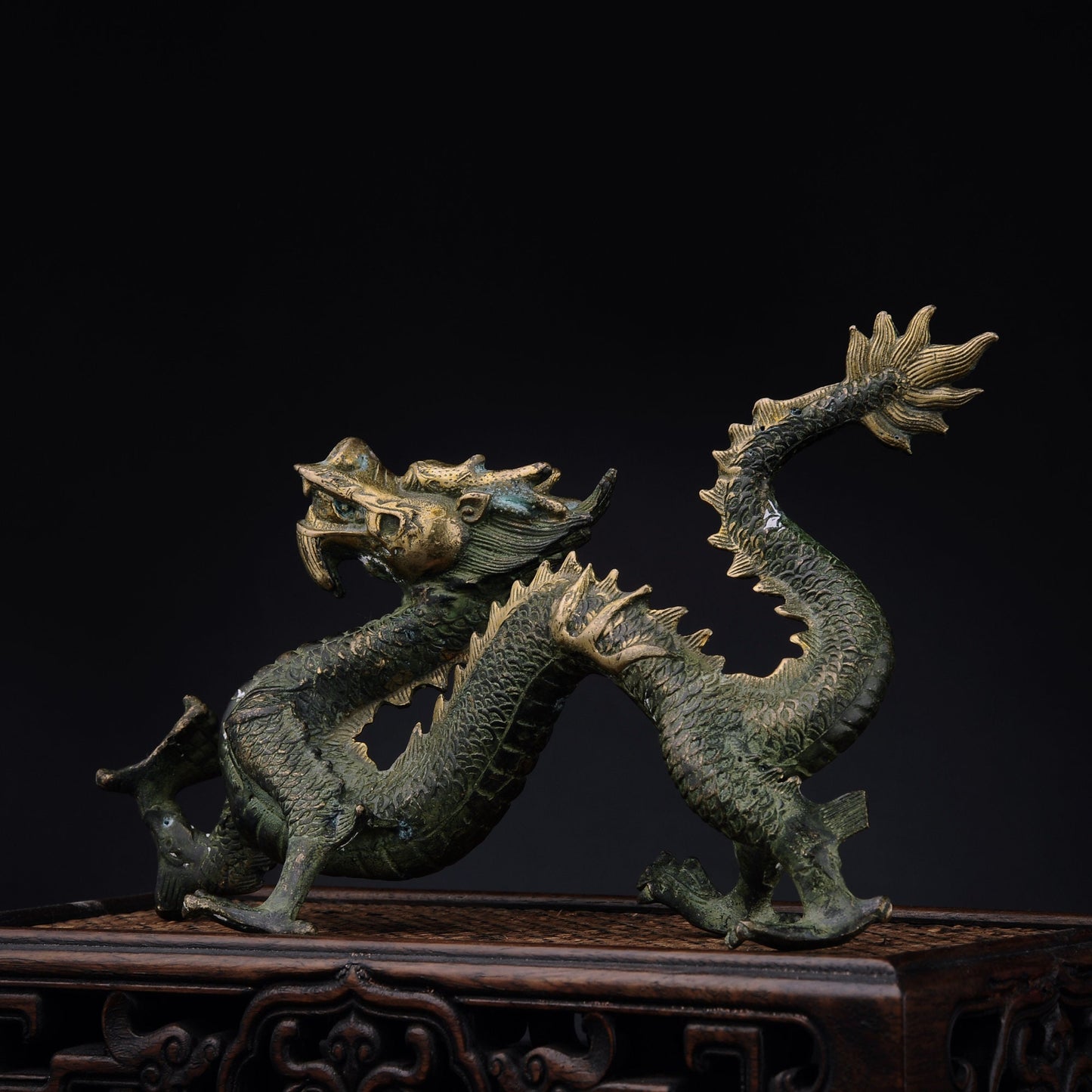 Antique Bronze Dragon Sculpture: Chinese Animal Art (260X100X165 mm)