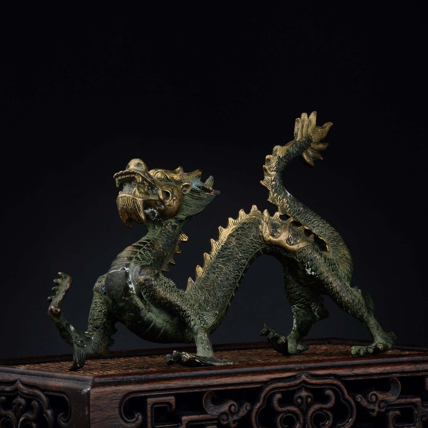 Antique Bronze Dragon Sculpture: Chinese Animal Art (260X100X165 mm)