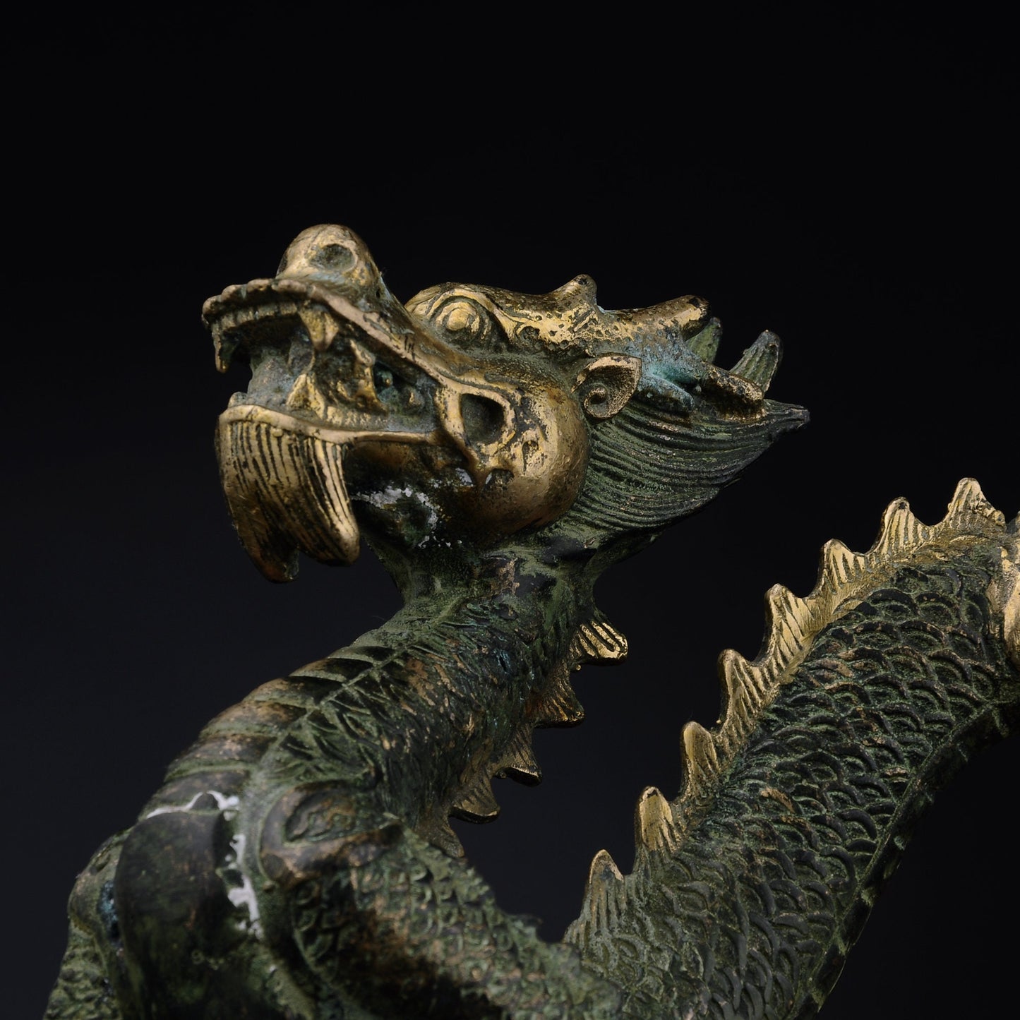Antique Bronze Dragon Sculpture: Chinese Animal Art (260X100X165 mm)