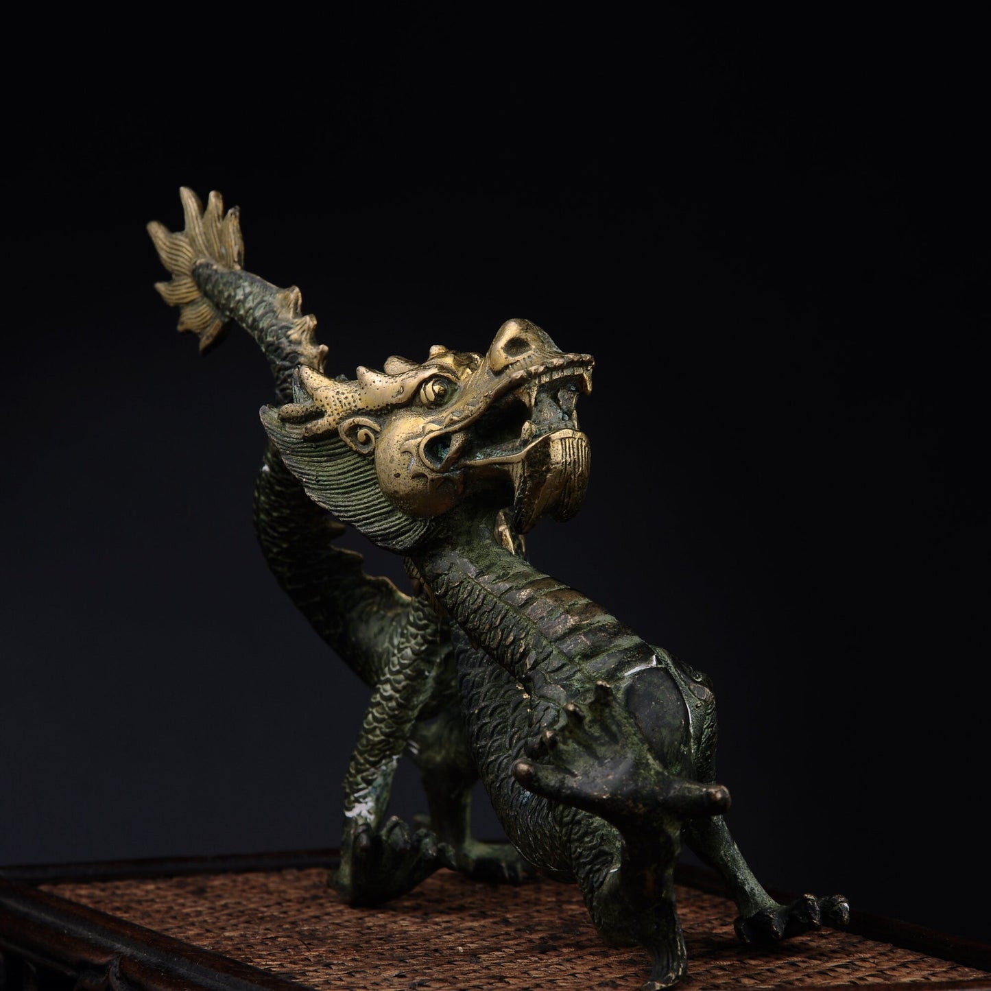 Antique Bronze Dragon Sculpture: Chinese Animal Art (260X100X165 mm)