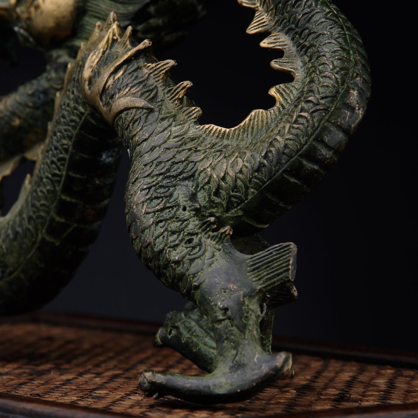 Antique Bronze Dragon Sculpture: Chinese Animal Art (260X100X165 mm)
