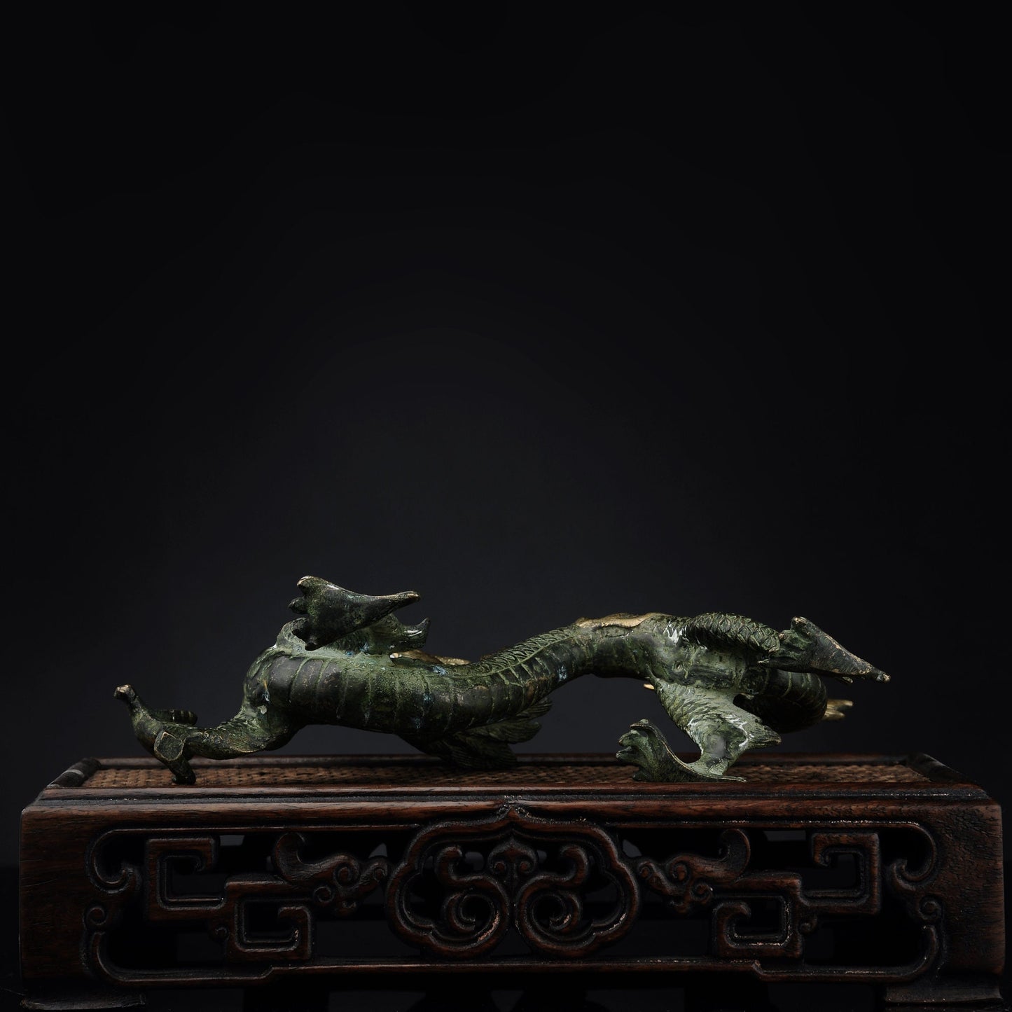 Antique Bronze Dragon Sculpture: Chinese Animal Art (260X100X165 mm)