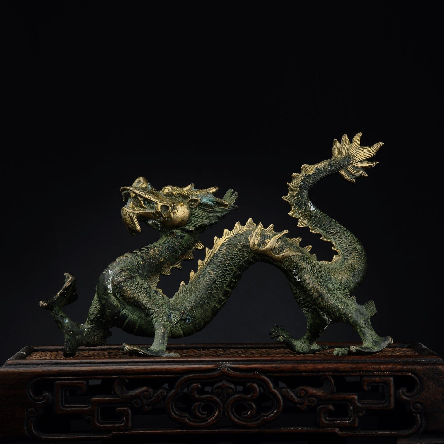 Antique Bronze Dragon Sculpture: Chinese Animal Art (260X100X165 mm)