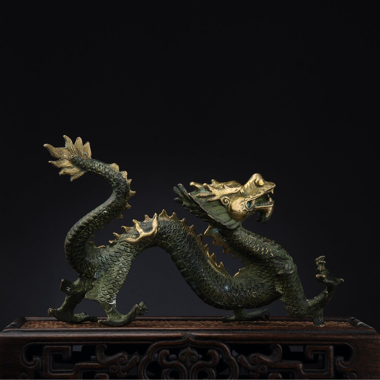 Antique Bronze Dragon Sculpture: Chinese Animal Art (260X100X165 mm)
