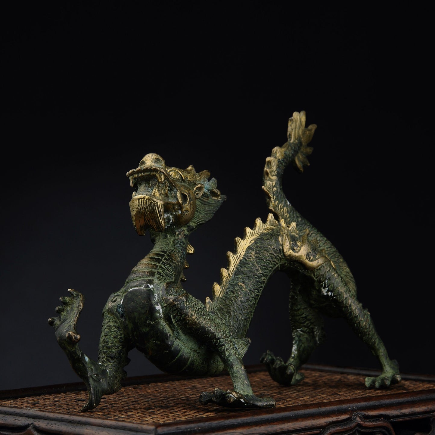 Antique Bronze Dragon Sculpture: Chinese Animal Art (260X100X165 mm)