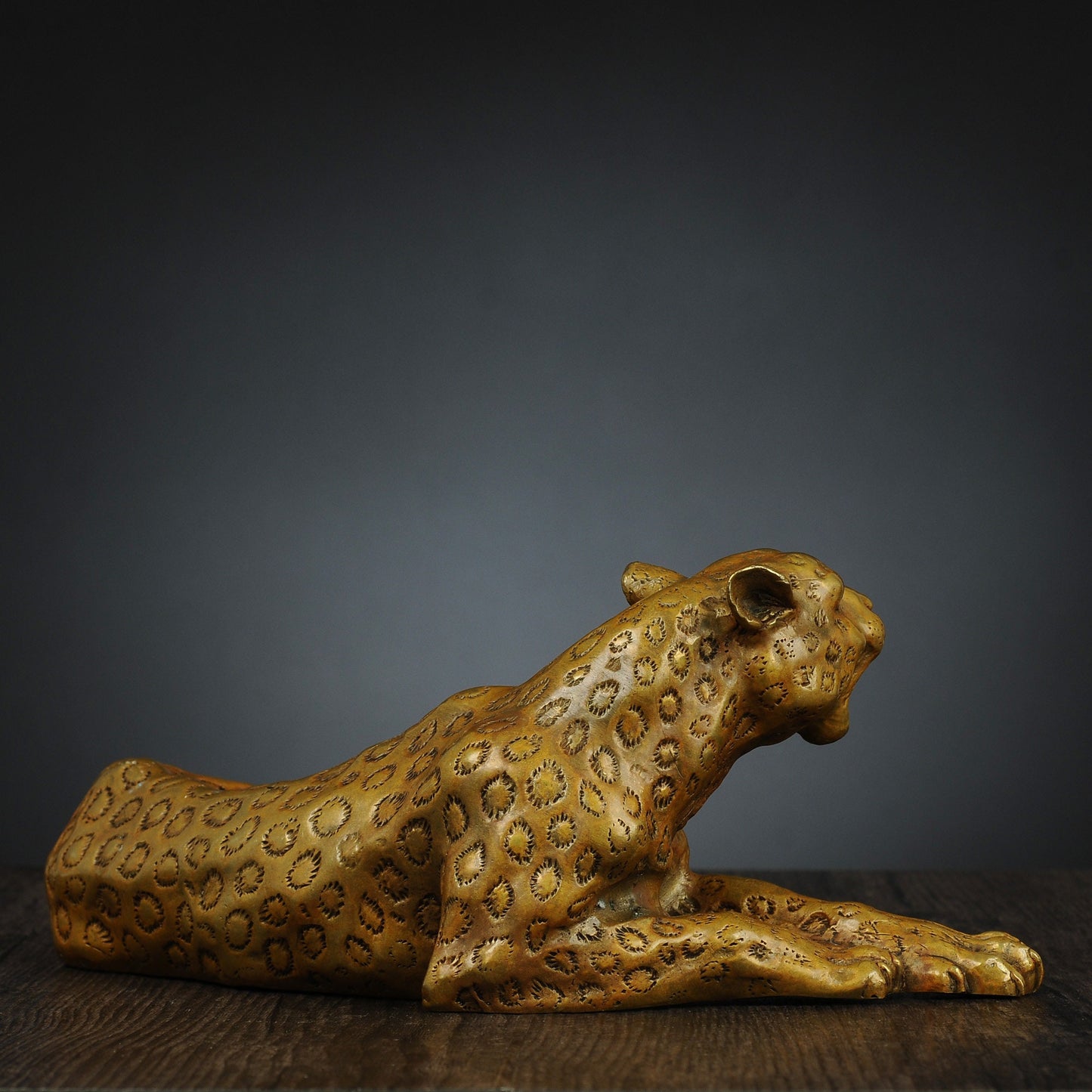 Antique Bronze Cheetah Sculpture: Chinese Animal Art Ornament