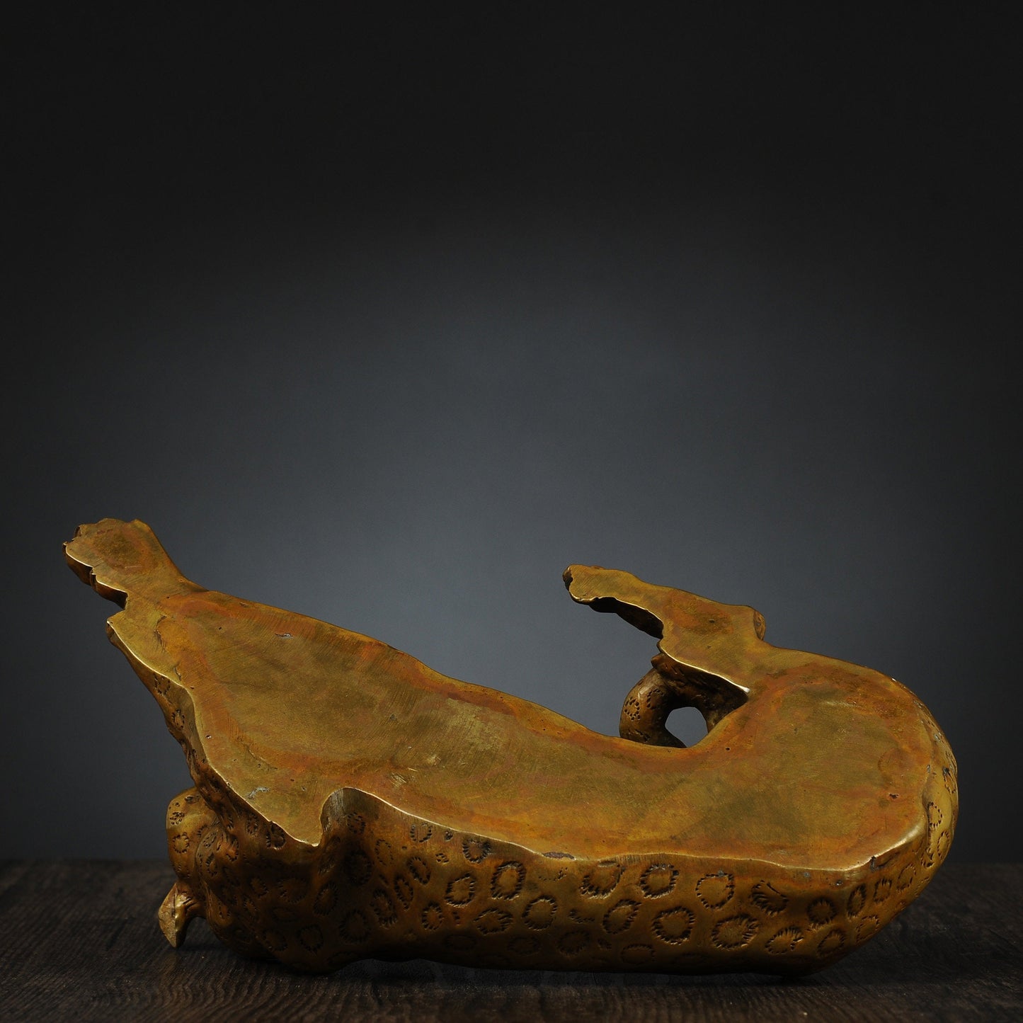 Antique Bronze Cheetah Sculpture: Chinese Animal Art Ornament