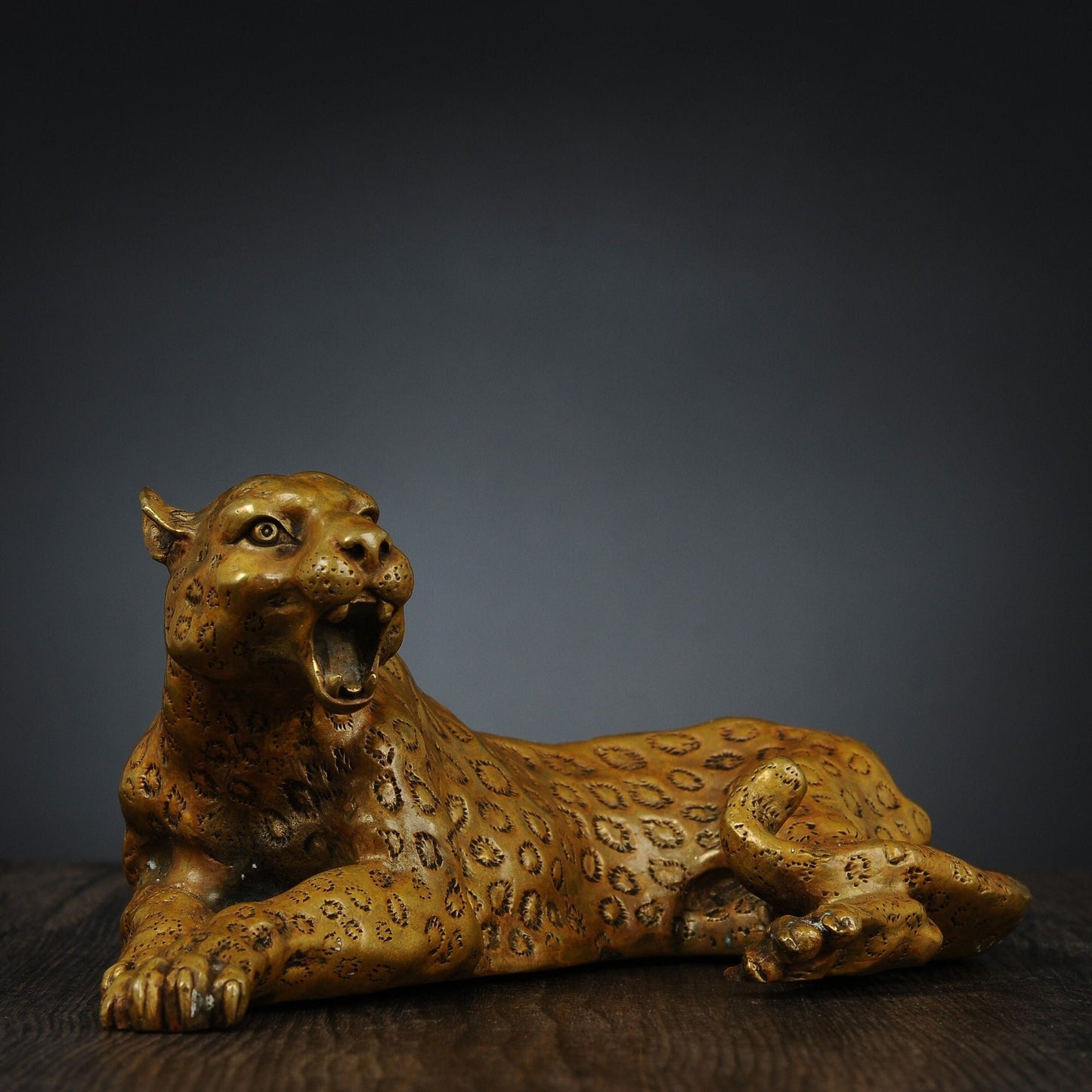 Antique Bronze Cheetah Sculpture: Chinese Animal Art Ornament