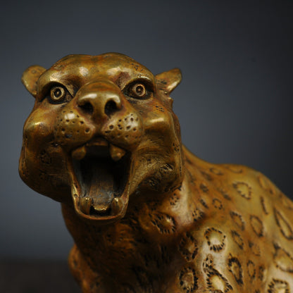 Antique Bronze Cheetah Sculpture: Chinese Animal Art Ornament