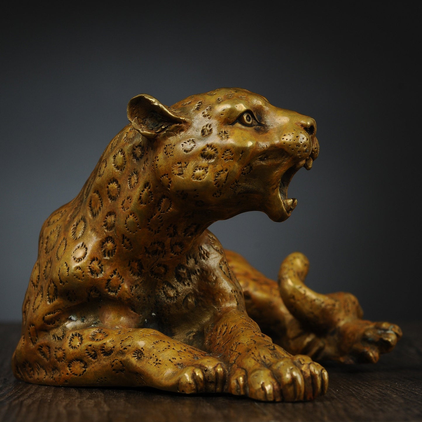 Antique Bronze Cheetah Sculpture: Chinese Animal Art Ornament